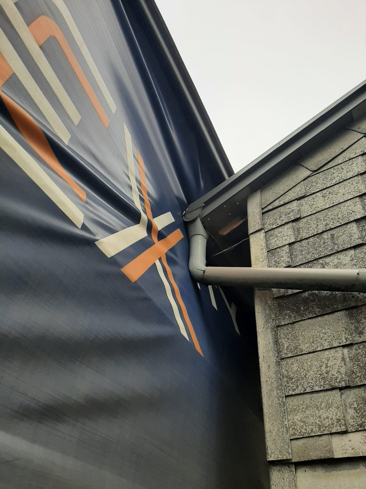 Der Lkw blieb stecken und rutschte gegen ein Haus.