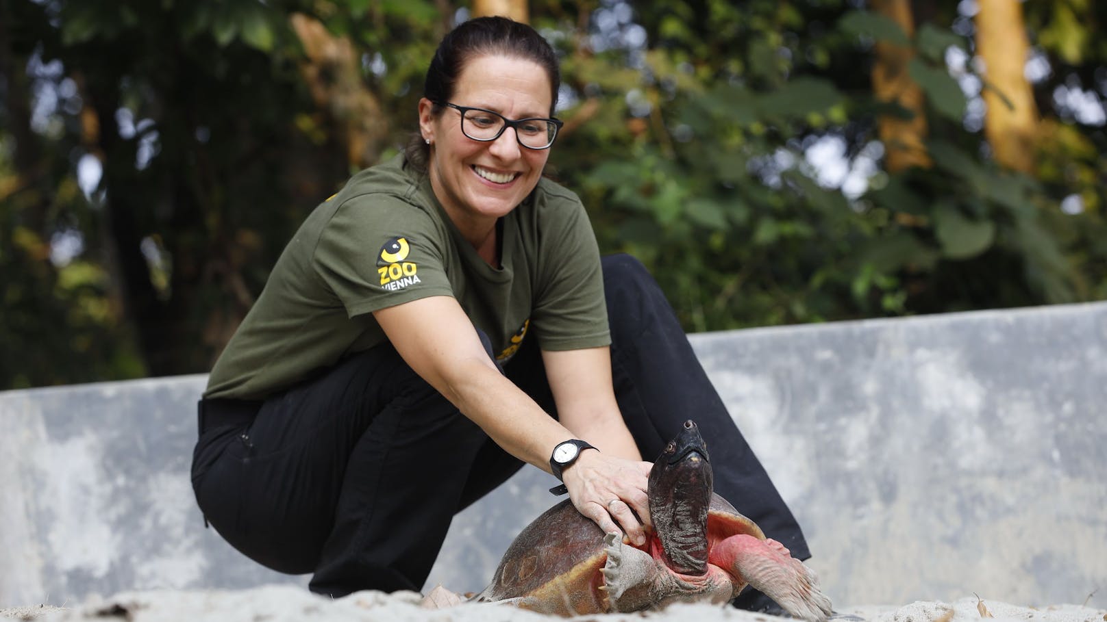 Wissenschaftliche Mitarbeiterin Doris Preininger bei der Wiederansiedelung der Batagur-Flussschildkröte in Bangladesch.