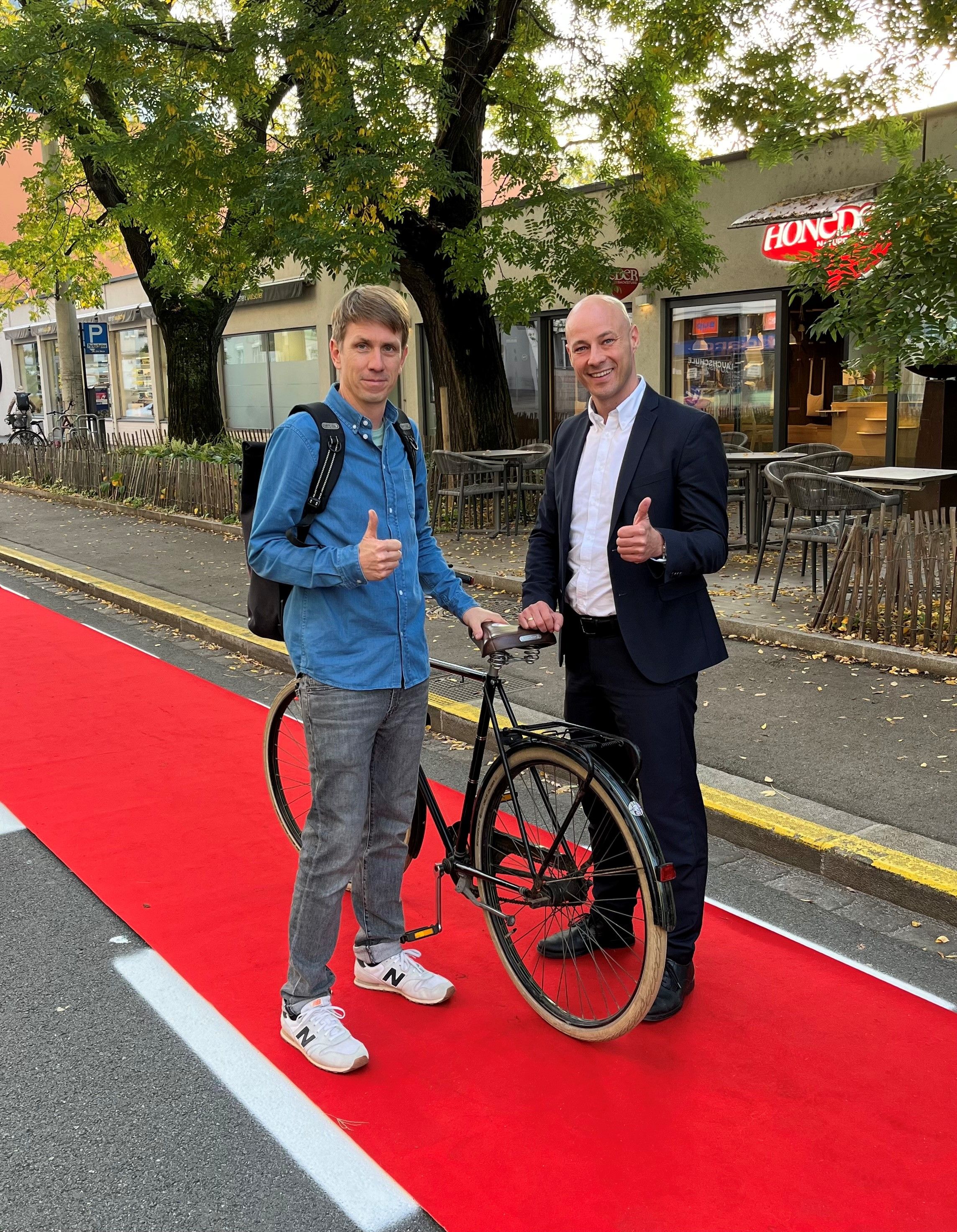 Thomas Hofer, Sprecher der Radlobby Linz, mit Verkehrsreferent Martin Hajart (ÖVP) auf dem neu eingefärbten Radlweg.