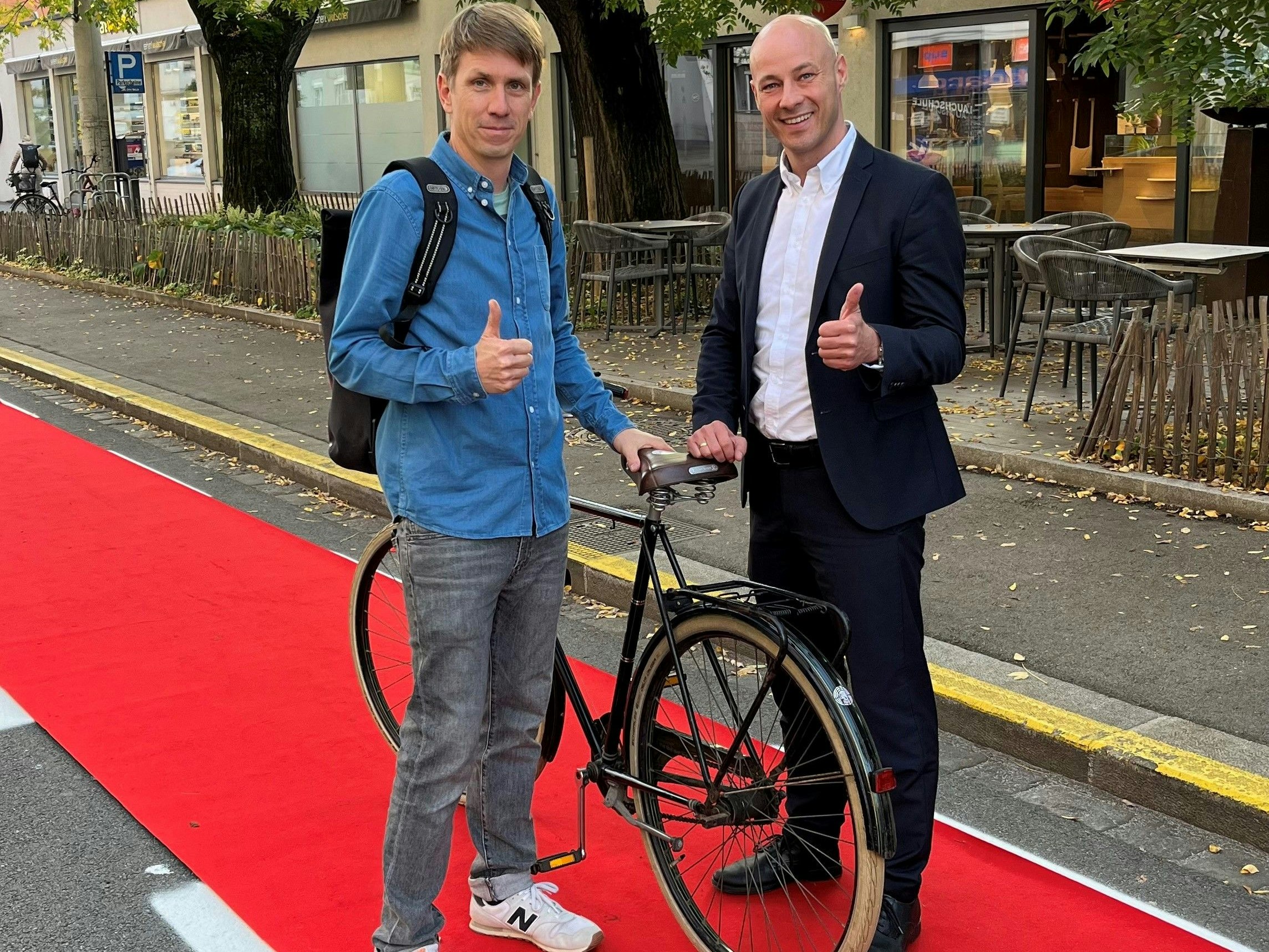 Verkehrsreferent Martin Hajart (ÖVP) auf dem neu eingefärbten Radlweg.