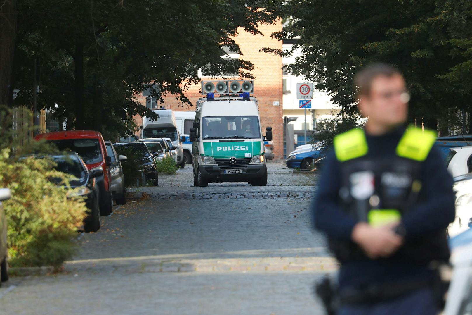 Ein bewaffneter Mann hielt am Mittwochnachmittag die Einsatzkräfte in Dresden in Atem. (Symbolbild)