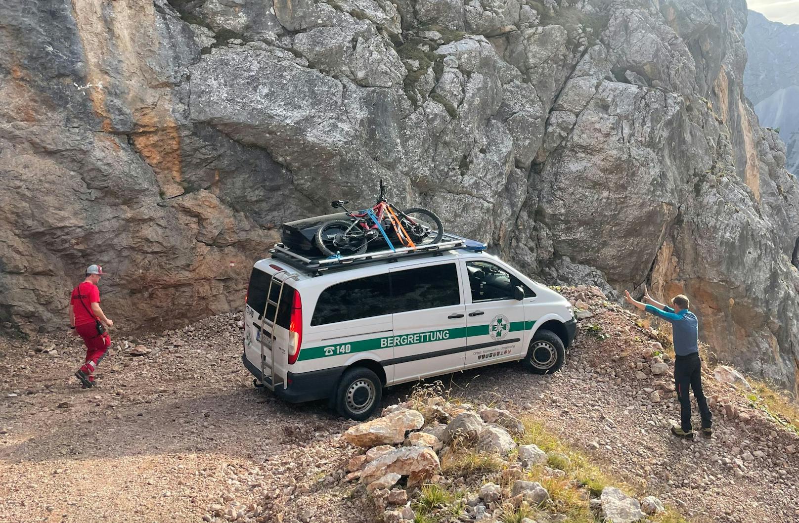 Die Bergrettung Kramsach im Einsatz am Donnerstag für den verunfallten Radfahrer in Tirol.