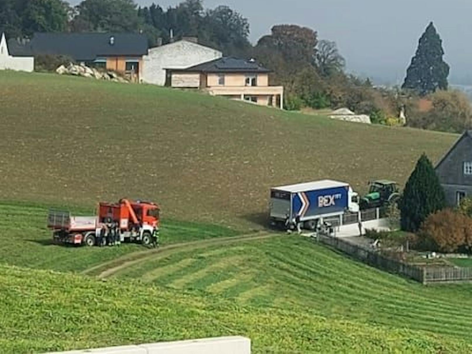 Der Lkw blieb stecken und rutschte gegen ein Haus.