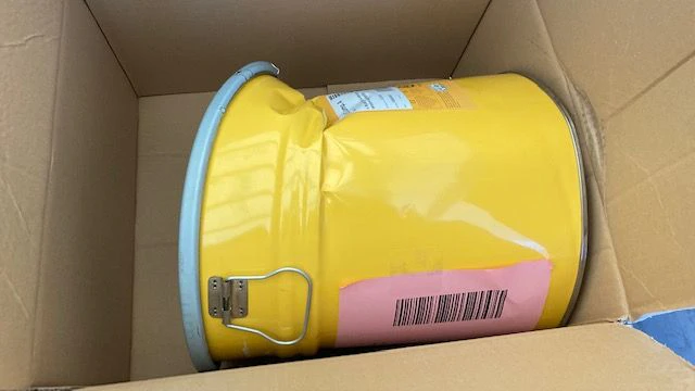 Der Lenker transportierte stark beschädigte Fässer.