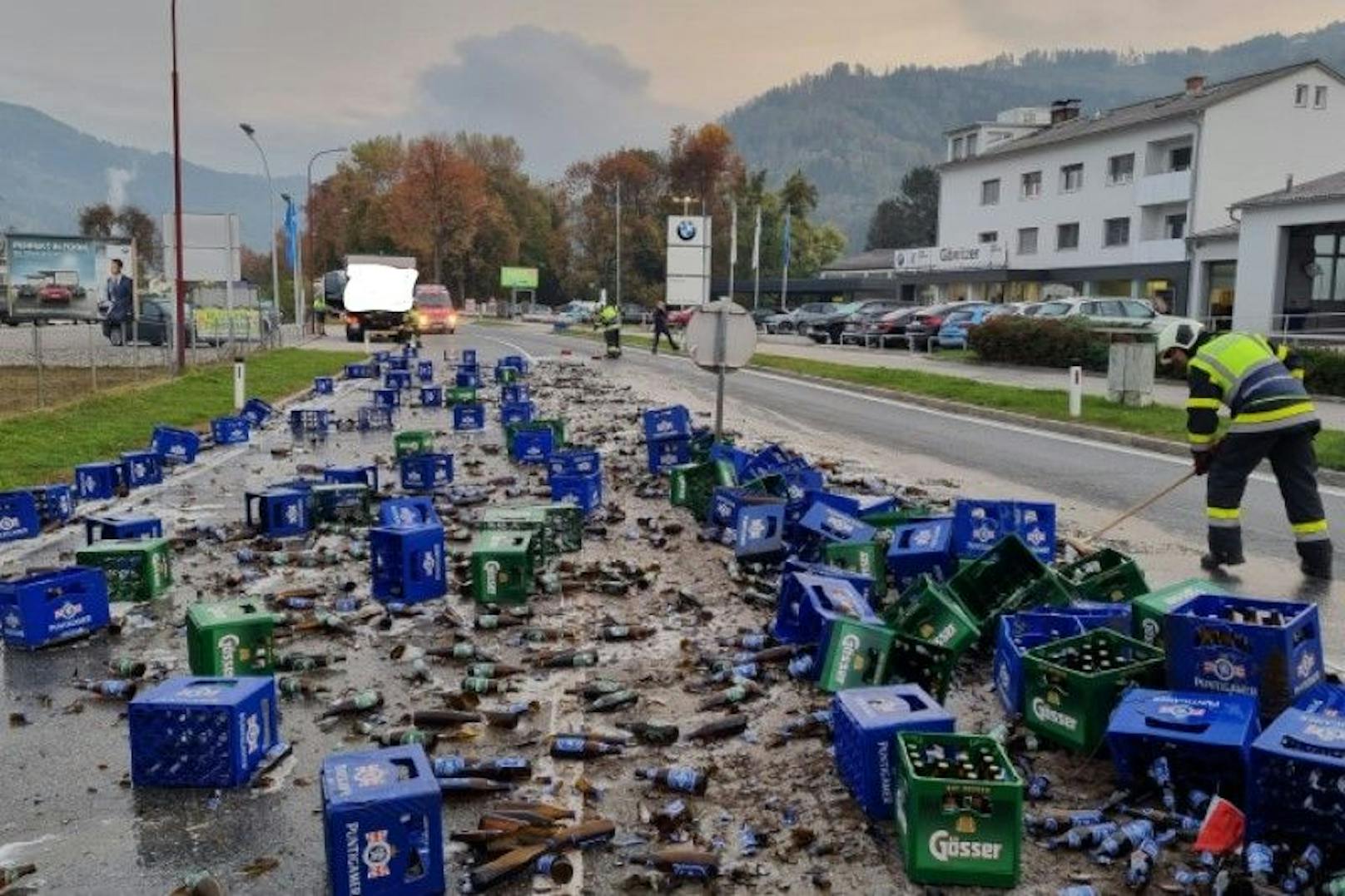 Eine Spur der Verwüstung getränkt in Bier auf der Packer-Straße in Kärnten.