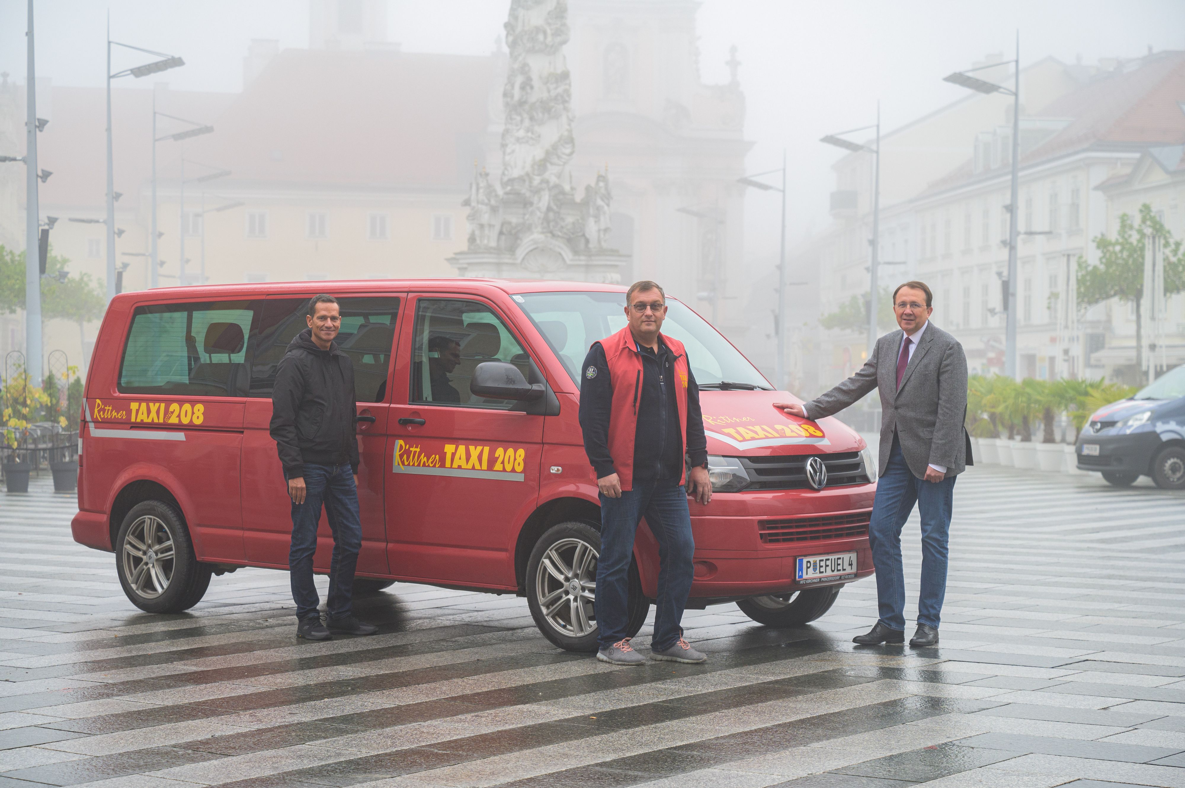 Bürgermeister Stadler und der Leiter des Geschäftsbereiches Gesundheit, Soziales und Umwelt Peter Eigelsreiter bedanken sich bei dem Taxi Unternehmen Rittner und dessen Mitarbeiter für das Engagement bei Essen auf Rädern.