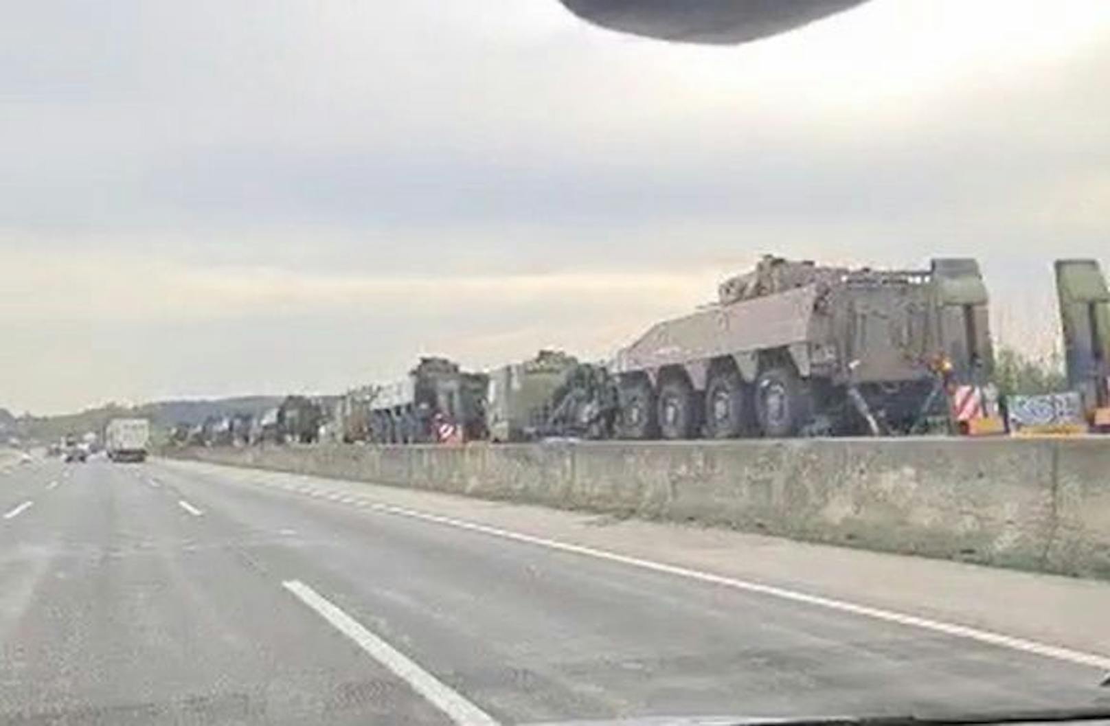 Um die 30 Militär-Geräte fuhren die A1 Richtung Wien entlang.