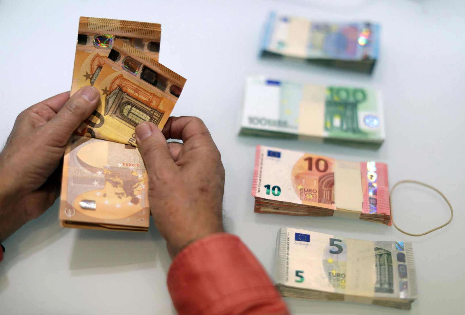 Mehrere Hunderttausend Euro hat eine Liebesbetrüger-Bande erbeutet. 