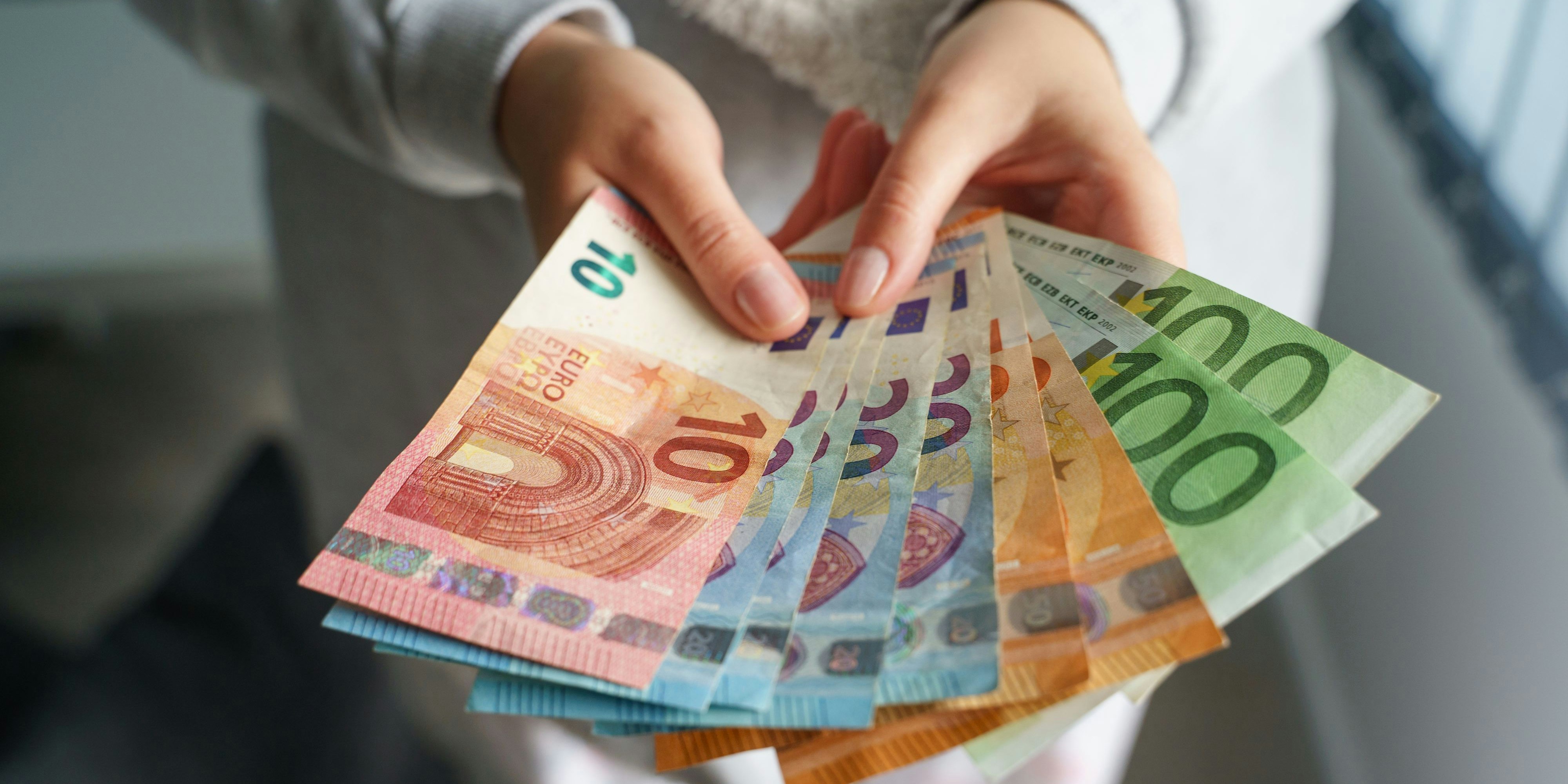 Endlich durchgewunken: Die Österreicher werden mit rund 700 Euro oder gar mehr entlastet.