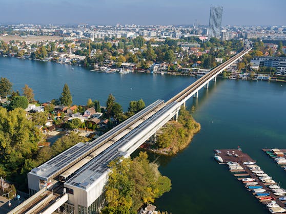 Auf dem Dach der U1-Station Alte Donau erzeugt Wien Energie seit heuer Ökostrom mit 120 Kilowatt Leistung.