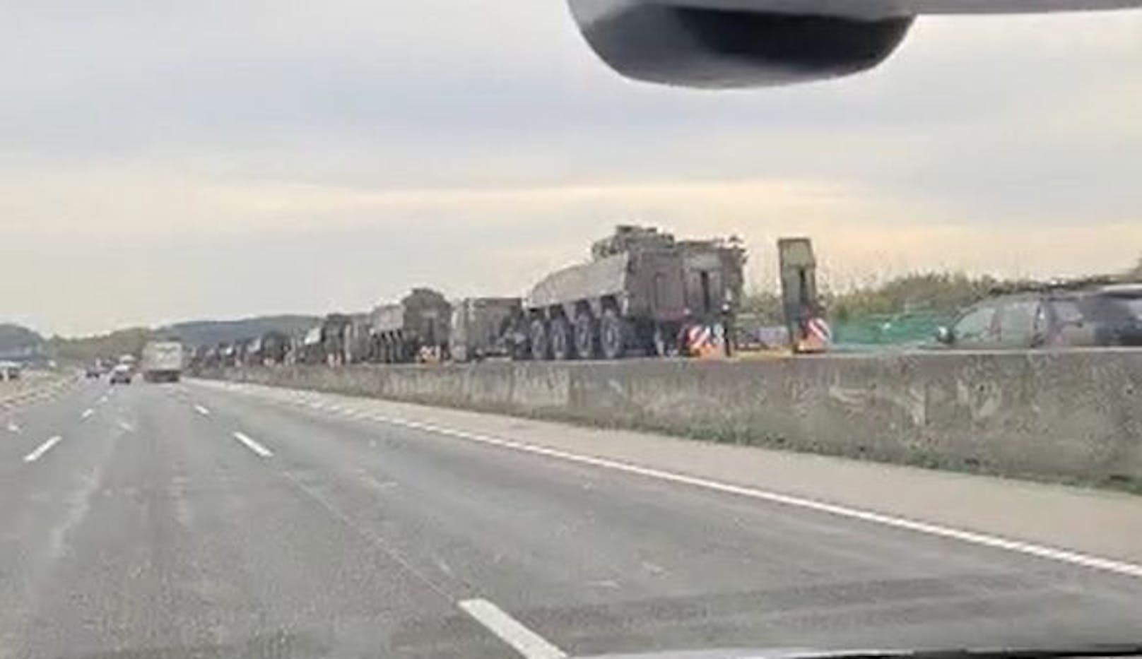 Am Donnerstagvormittag sorgte ein Militär-Transport auf der Westautobahn für A1.
