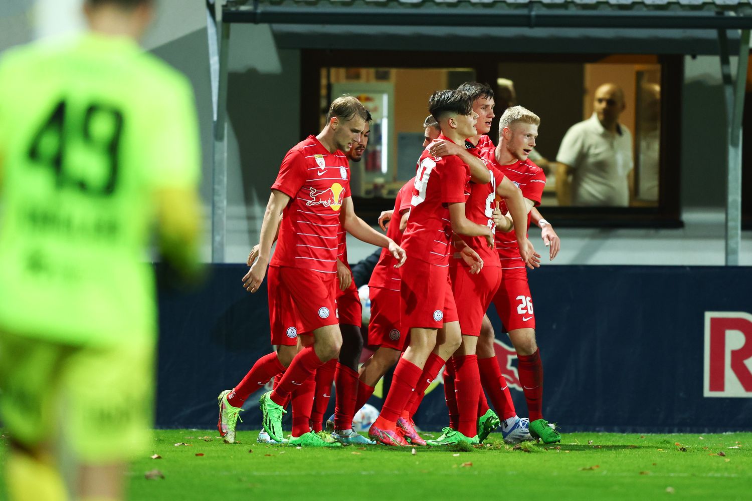 Liefering feiert den klaren Sieg gegen Rapid Wien. 