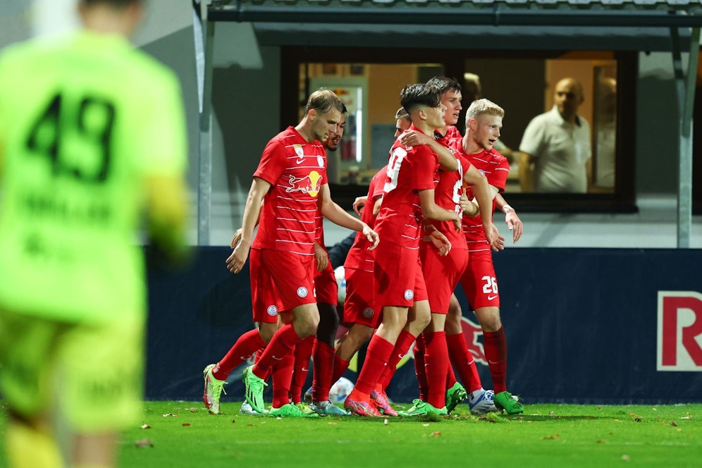 Liefering feiert den klaren Sieg gegen Rapid Wien. 