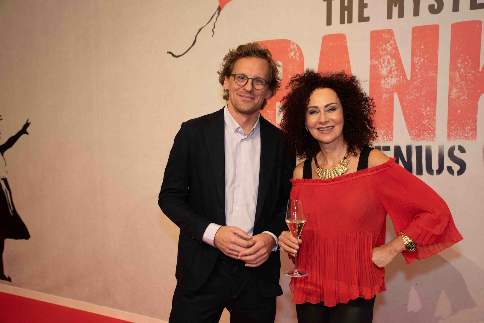 Christina Lugner mit Stadthallen-Geschäftsführer Matthäus Zelenka bei der Eröffnung der Banksy-Ausstellung&nbsp;