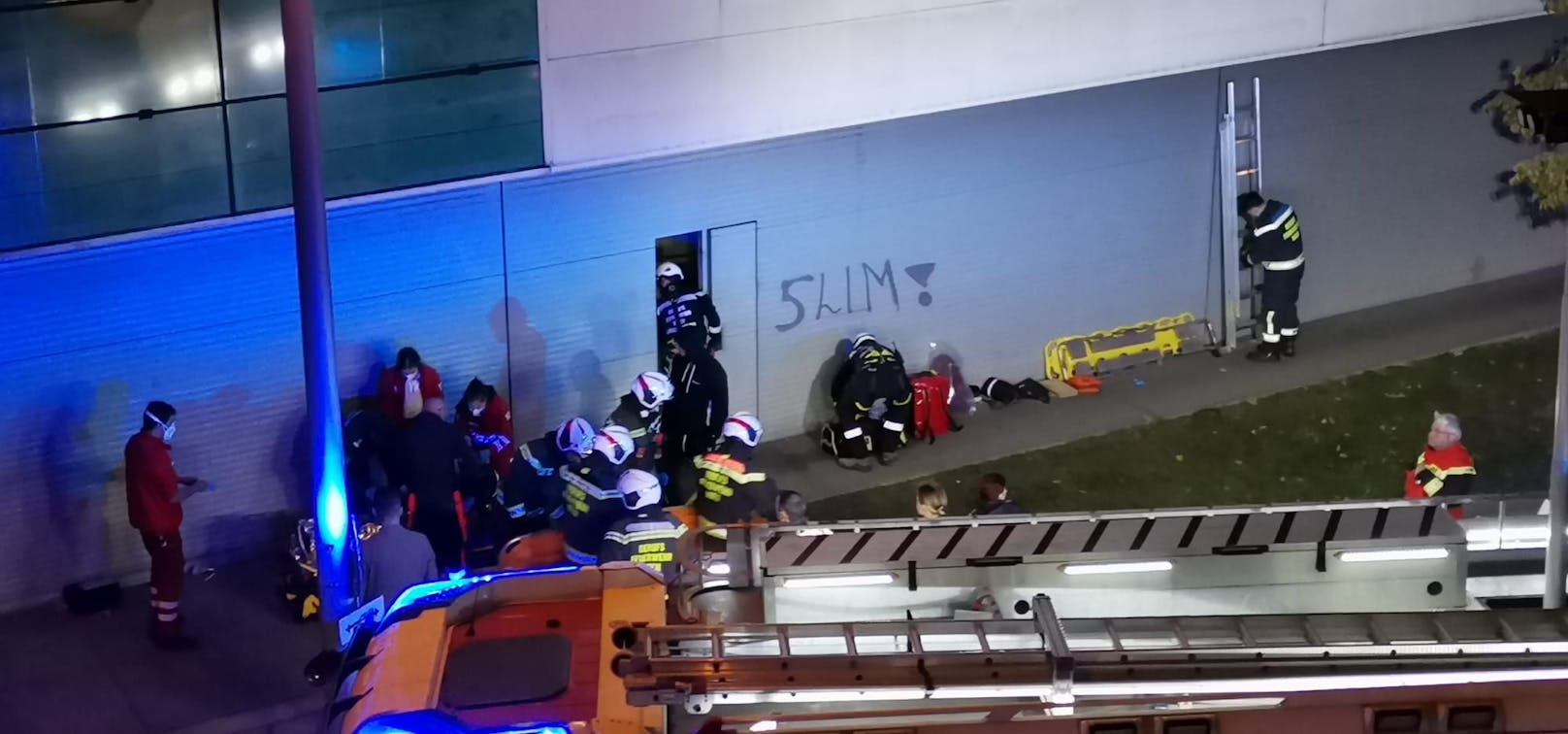 In Wien-Ottakring stürzte ein Arbeiter am Donnerstagabend in einen Wasser-Schacht.