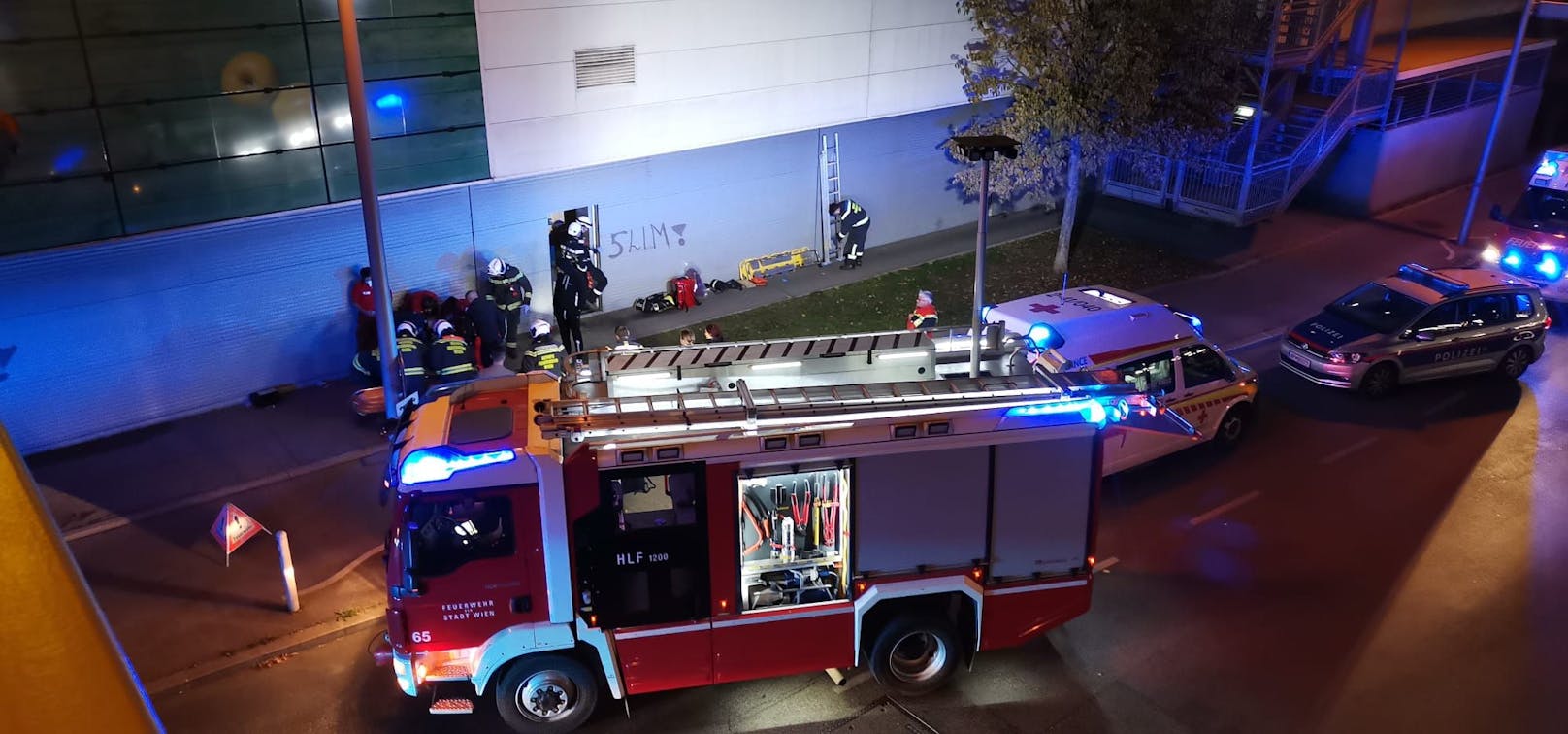 Die Feuerwehr brachte den Verletzten aus dem tiefen Schacht heraus.