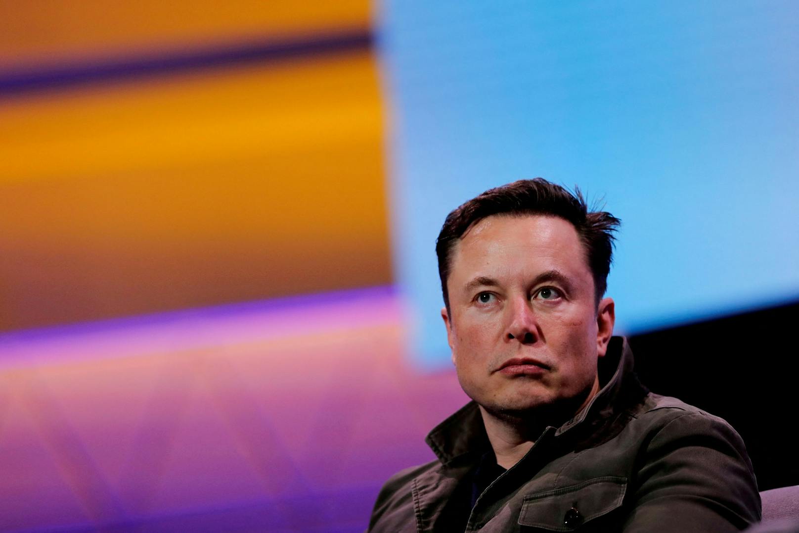 Elon Musk will einem Bericht zufolge bei Twitter den Rotstift ansetzen.