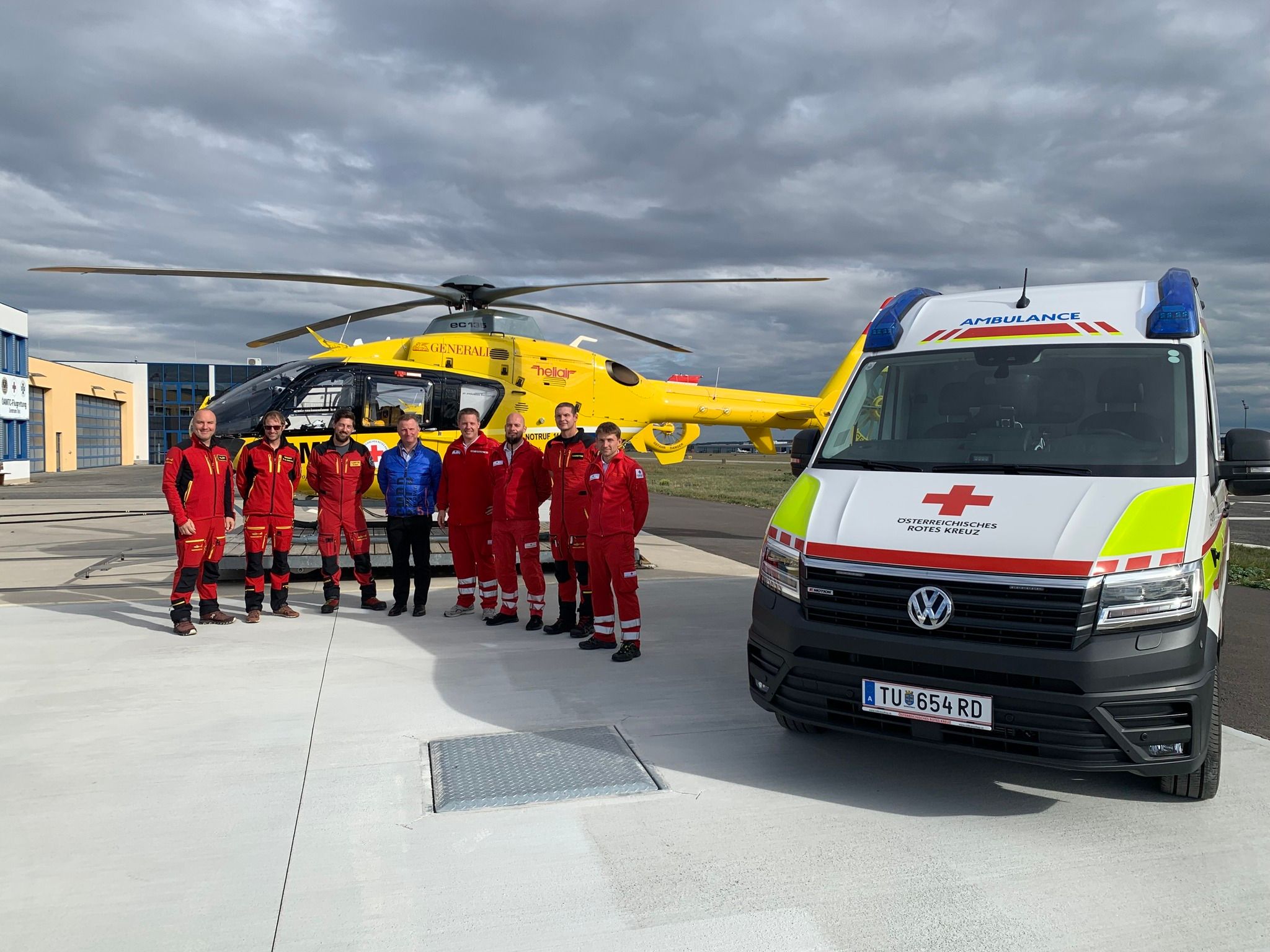 Pilot Thorsten Kremsner, Notarzt Mathias Matschi, Flugretter Thomas Hackl, Patient Michael Schwinghammer und die Notfallsanitäter Harald Hafenscher, Günter Stix, Peter Müllner, Rainer Grabner.