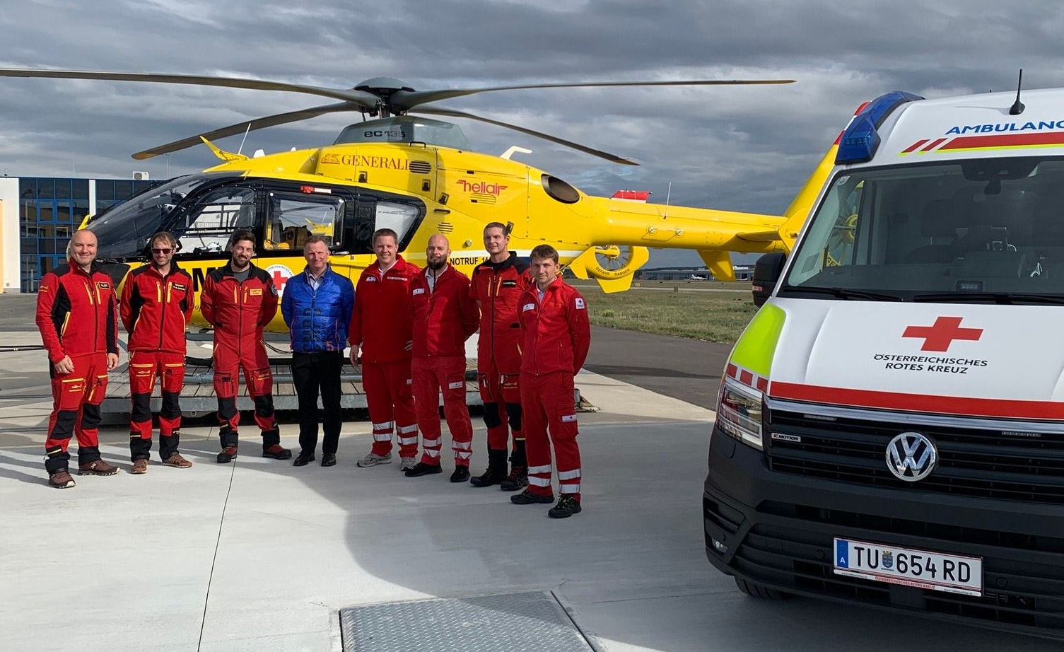 Pilot Thorsten Kremsner, Notarzt Mathias Matschi, Flugretter Thomas Hackl, Patient Michael Schwinghammer und die Notfallsanitäter Harald Hafenscher, Günter Stix, Peter Müllner, Rainer Grabner.