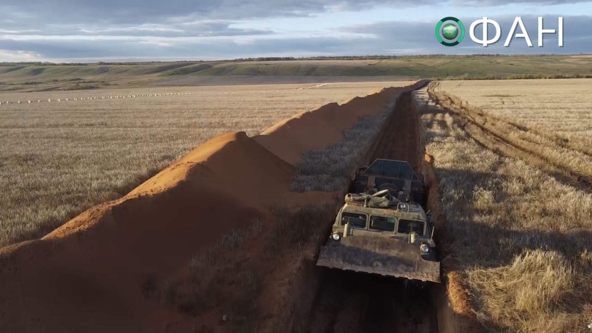 Putin lässt seine Truppen einen Verteidigungswall gegen Panzer-Angriffe quer durch Ukraine errichten. Die Russen nennen es "Wagner-Linie".