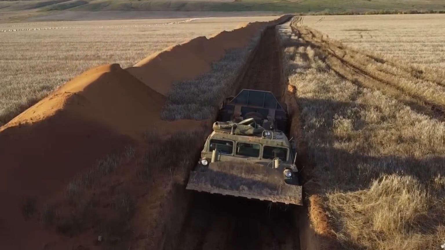 Putin lässt seine Truppen einen Verteidigungswall gegen Panzer-Angriffe quer durch Ukraine errichten. Die Russen nennen es "Wagner-Linie".