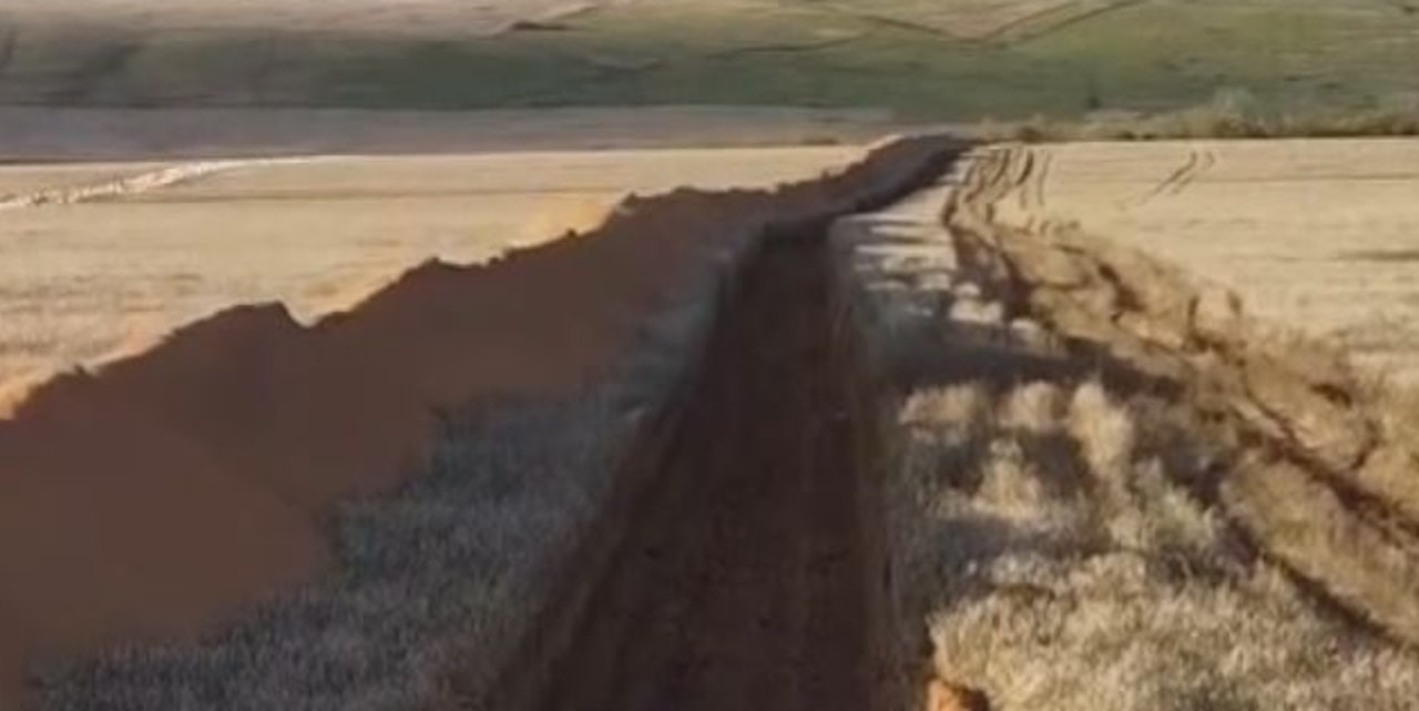 Satelliten entdecken riesigen Graben quer durch Ukraine Heute.at