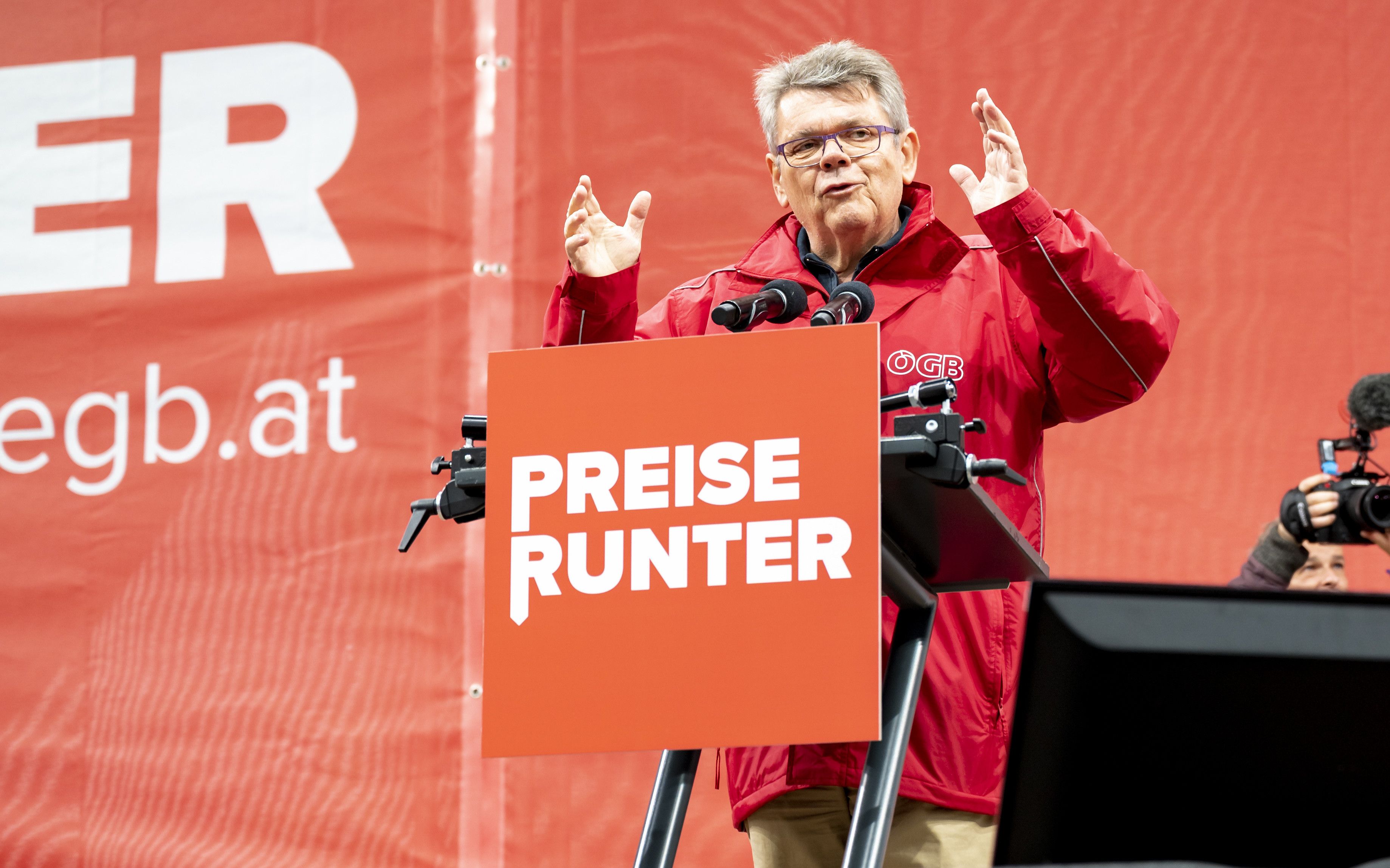 ÖGB-Praäident Wolfgang Katzian während seiner Rede bei der Schlusskundgebung der Demonstration des ÖGB am 17. September 2022 in Wien.