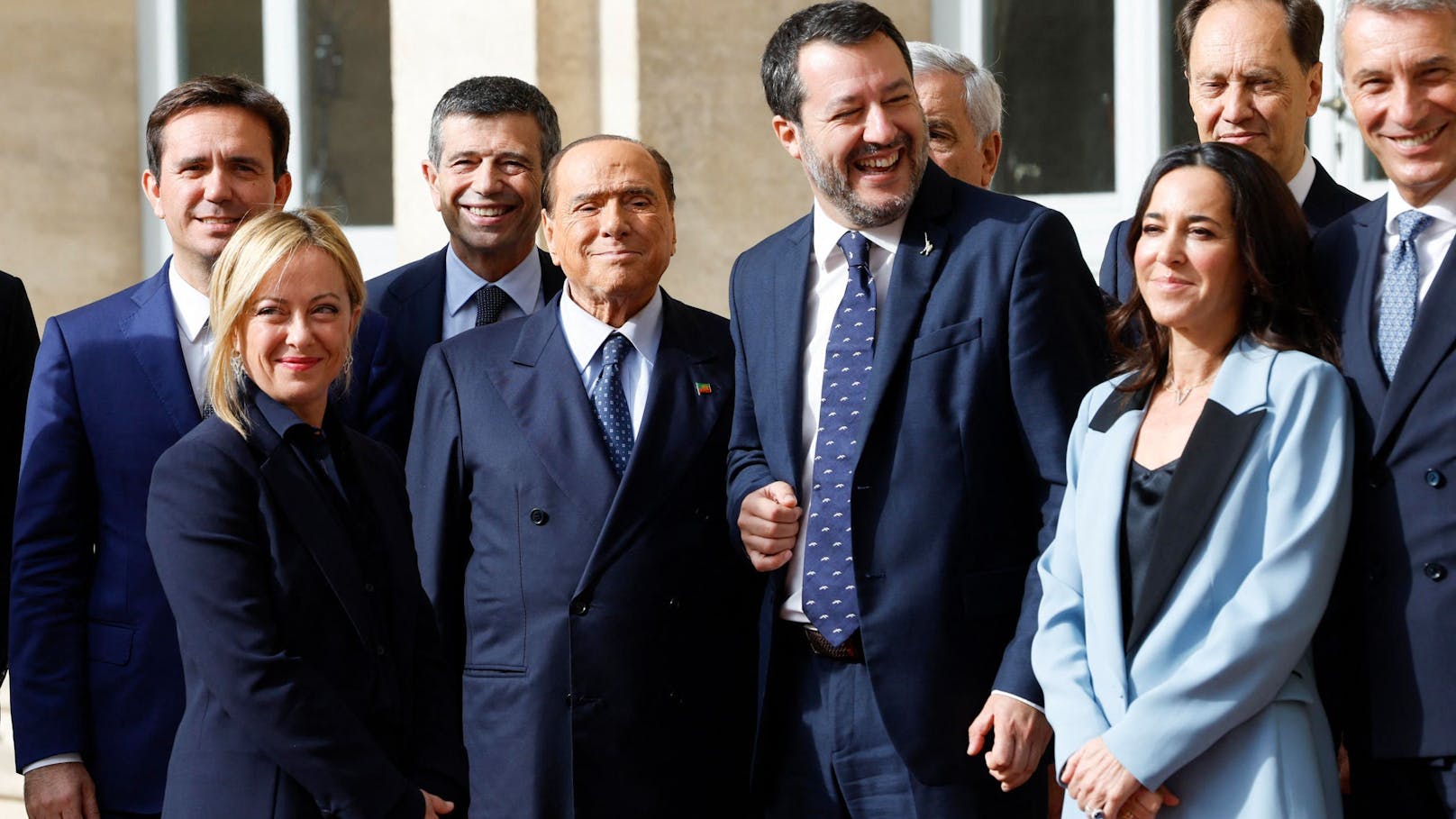 Haben leicht lachen: Giorgia Meloni (2.v.L), Silvio Berlusconi (4.v.L.), Licia Ronzulli (2.v.R.) und Matteo Salvini (4.v.R.).