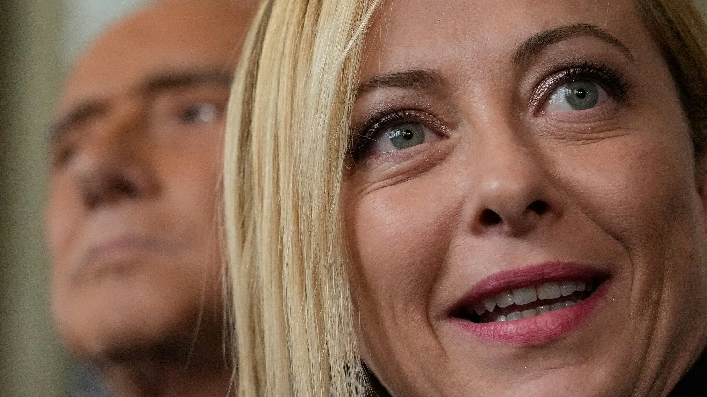 Download von www.picturedesk.com am 22.10.2022 (09:00).  Brothers of Italy's leader Giorgia Meloni is flanked by Forza Italia leader Silvio Berlusconi as she talks to the press at the Quirinale Presidential Palace after a meeting with Italian President Sergio Mattarella as part of a round of consultations with party leaders to try and form a new government, in Rome, Friday, Oct. 21, 2022. (AP Photo/Gregorio Borgia) - 20221021_PD2005 - Rechteinfo: Rights Managed (RM)