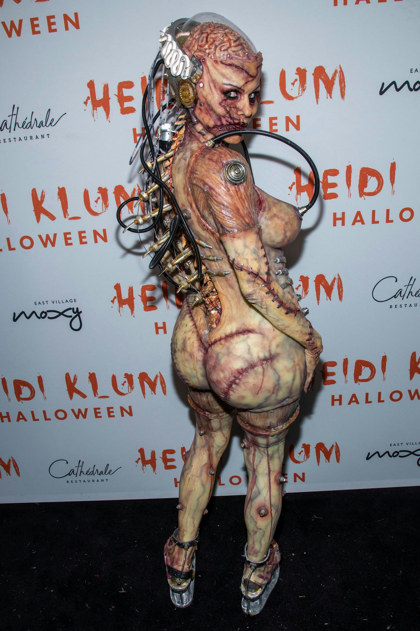 Heidi in ihrem Kostüm zu Halloween 2019.