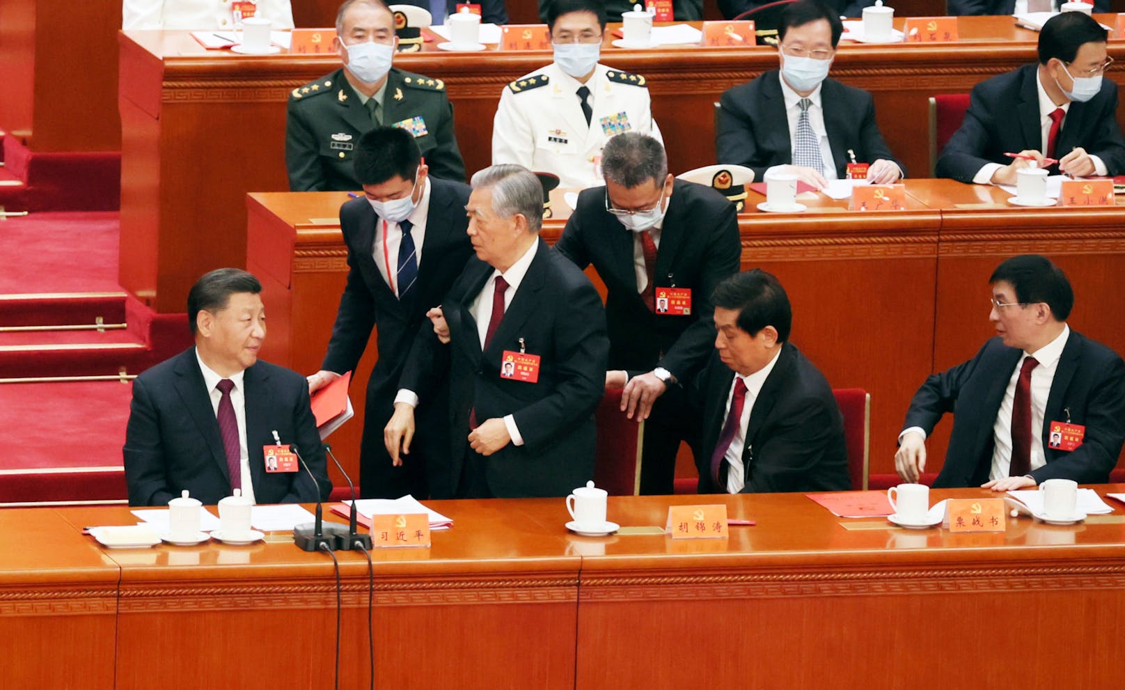 Wird von Securitys abgeführt: Chinas Nummer 2 Hu Jintao. Staatschef Xi Jinping (links) ist unbeeindrucht.