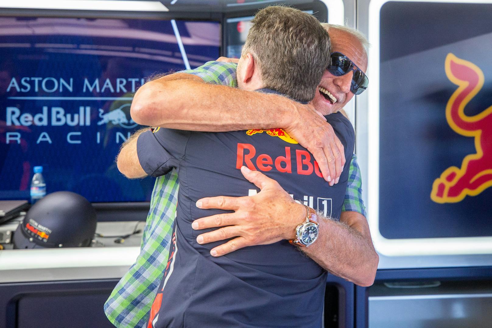 "Wir begleiten ein Talent auf seinem gesamten Werdegang, im Idealfall vom Gokart bis in die Formel 1. Wir haben allein in Amerika 4.500 Fahrer selektiert, drei davon kamen nach Europa und gewinnen bereits. Dieser Weg ist für die Fahrer, den Sport und natürlich auch für das Marketing von Red Bull richtig." – hier umarmt Mateschitz Red-Bull-Racings Teamchef Christian Horner.