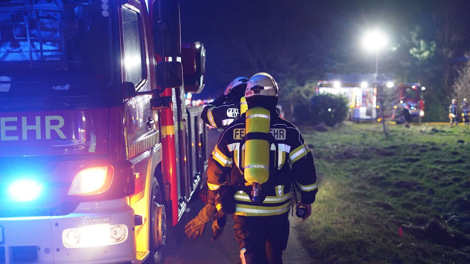 Bei dem Brand wurde ein Feuerwehrmann verletzt.