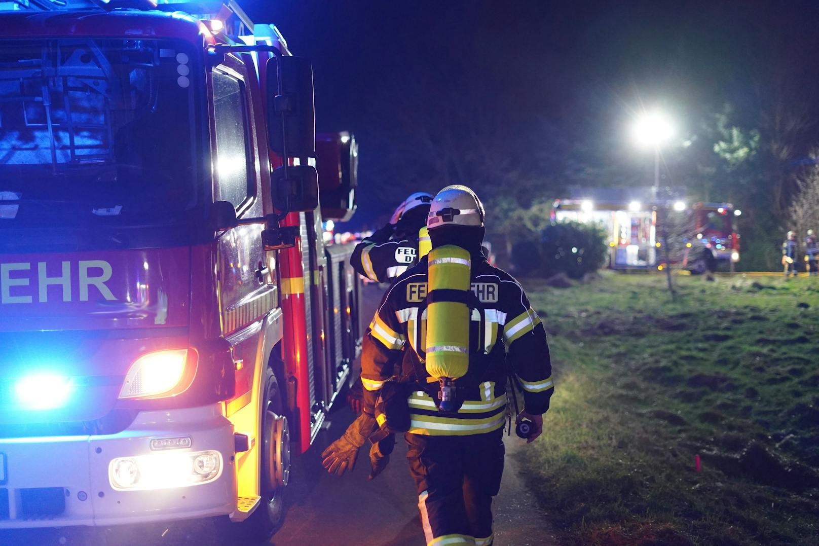Brand in Firma – Feuerwehrmann bei Einsatz verletzt