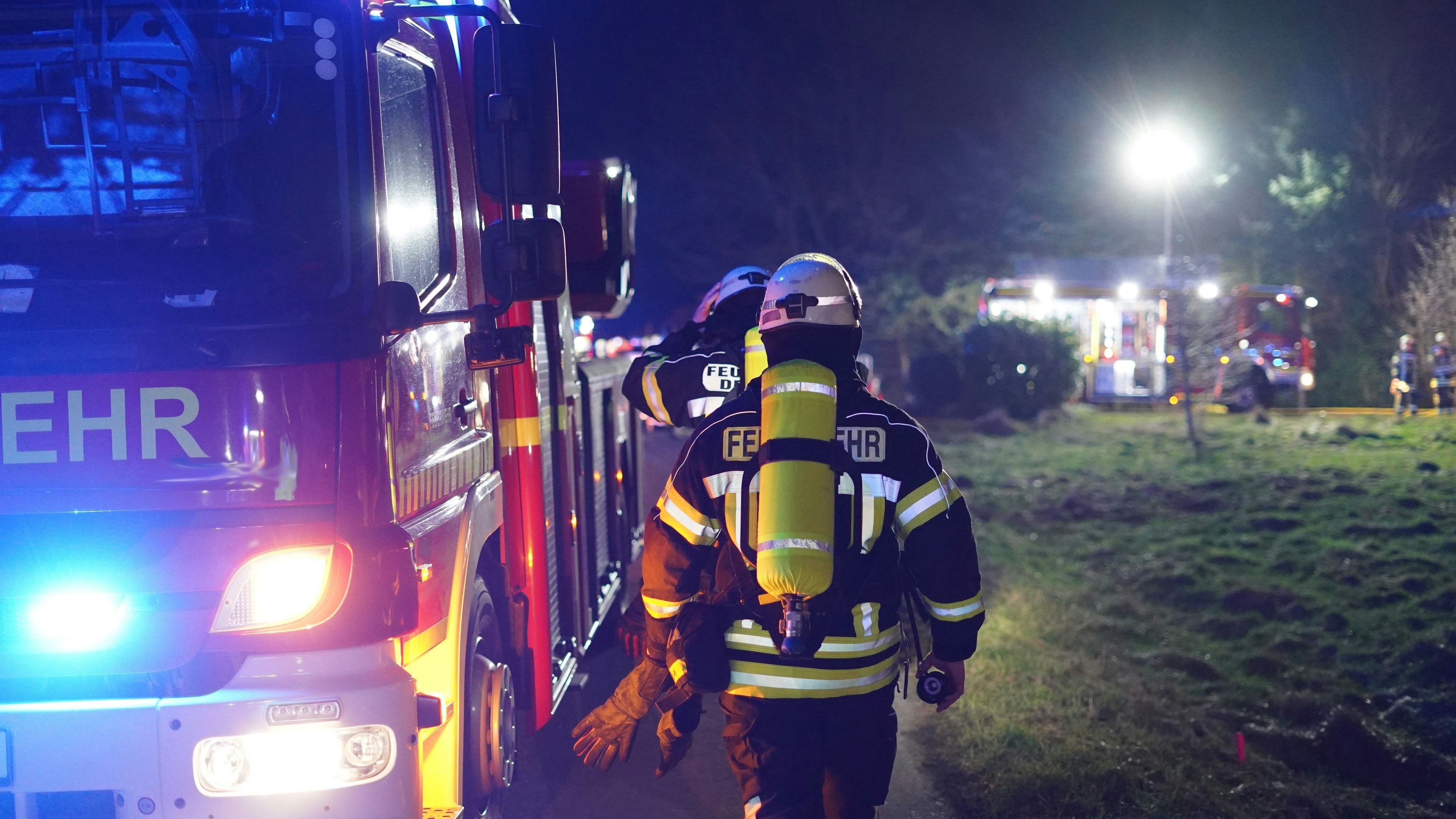 Die Feuerwehr konnte ein Übergreifen der Flammen verhindern. Symbolbild. 