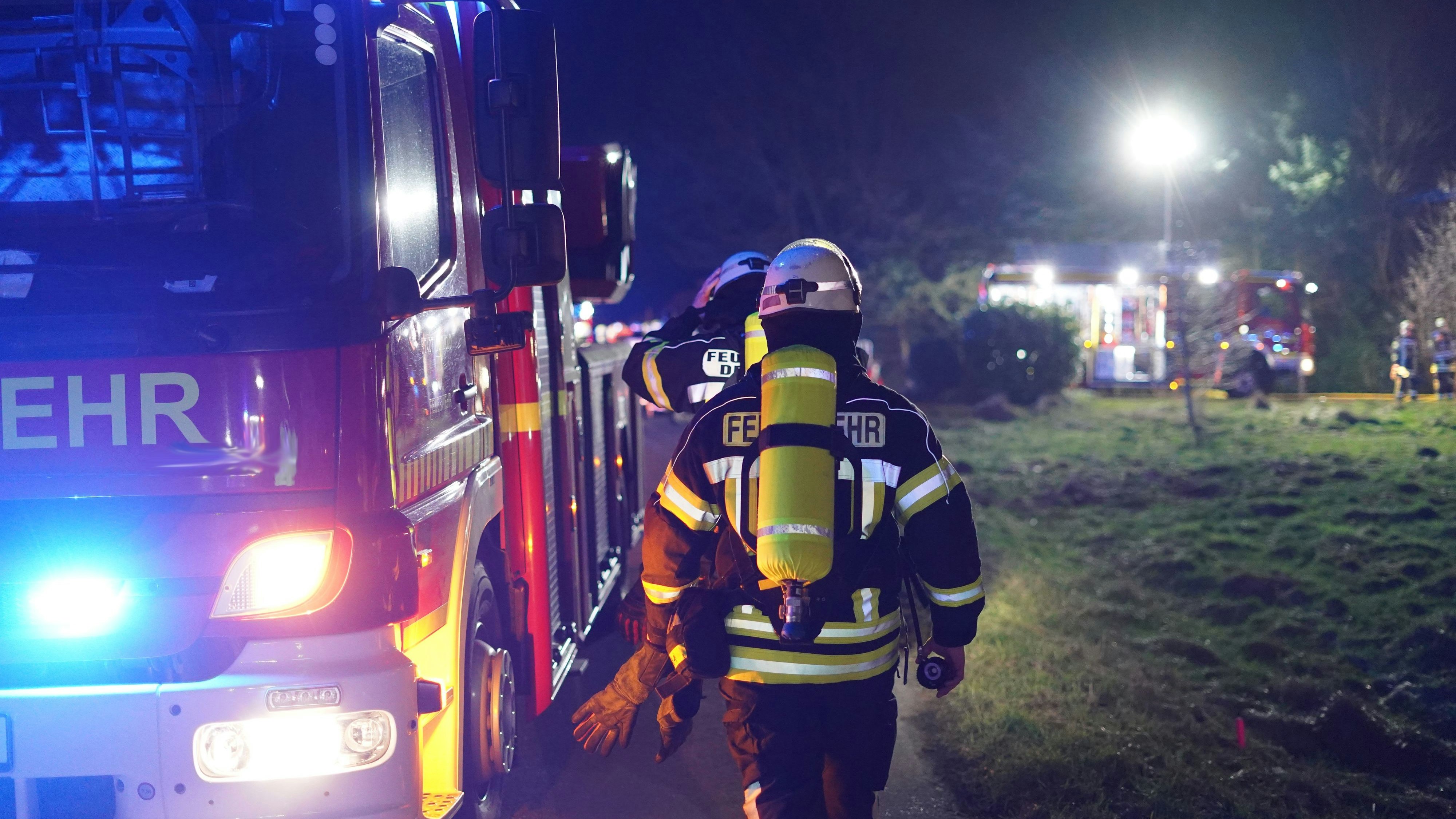 Die Feuerwehr konnte ein Übergreifen der Flammen verhindern. Symbolbild. 
