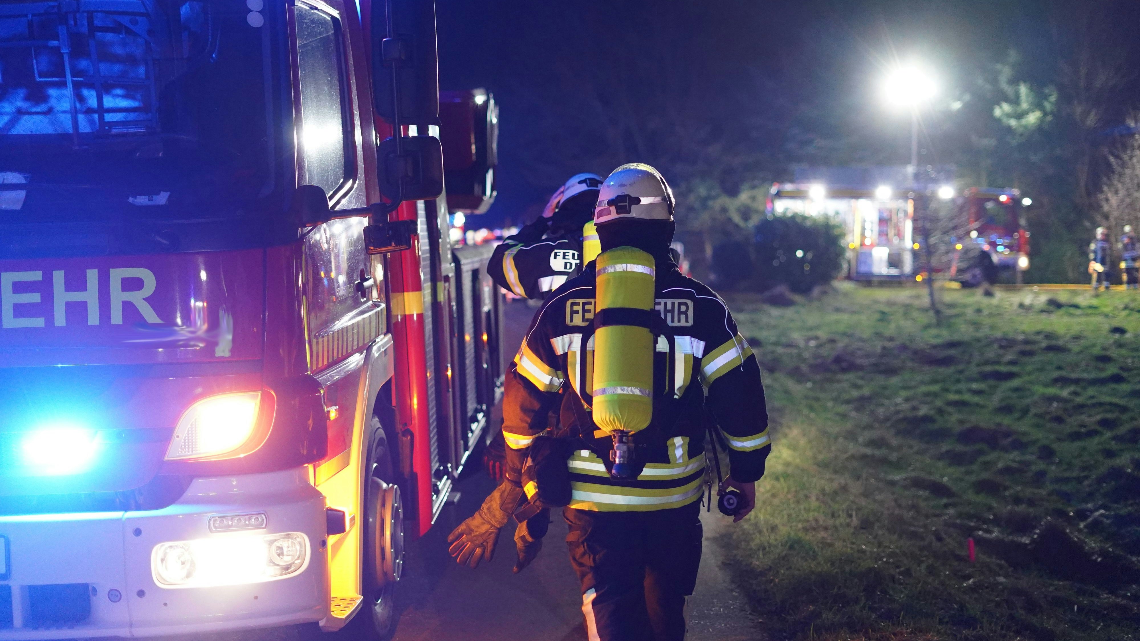 Die Feuerwehr konnte ein Übergreifen der Flammen verhindern. Symbolbild. 
