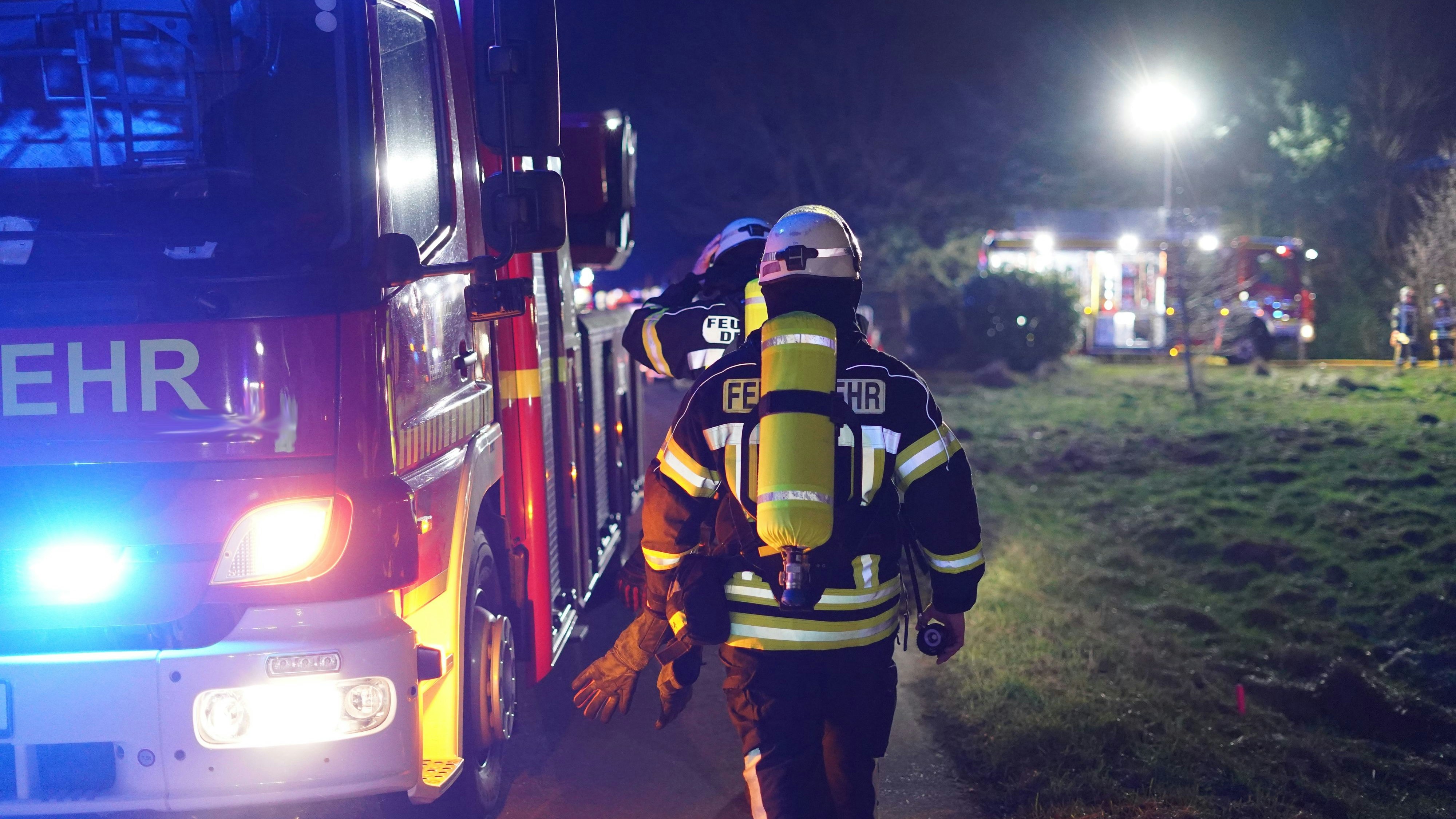 Die Feuerwehr konnte ein Übergreifen der Flammen verhindern. Symbolbild. 