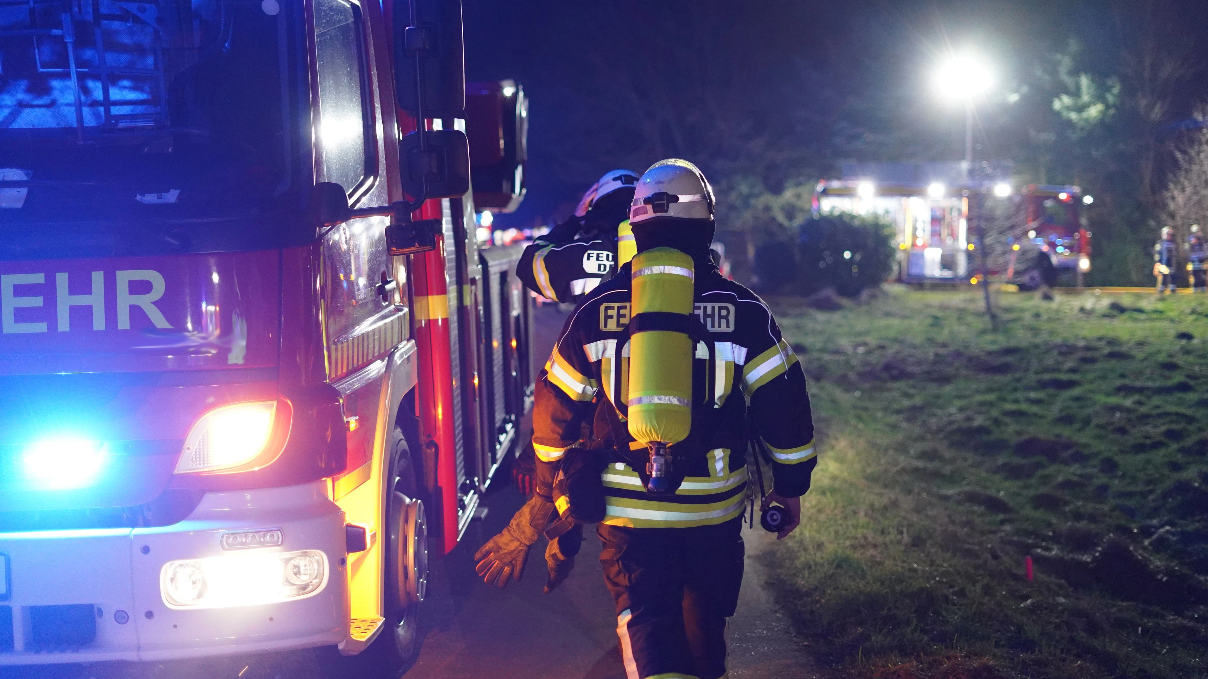 Die Feuerwehr konnte ein Übergreifen der Flammen verhindern. Symbolbild. 