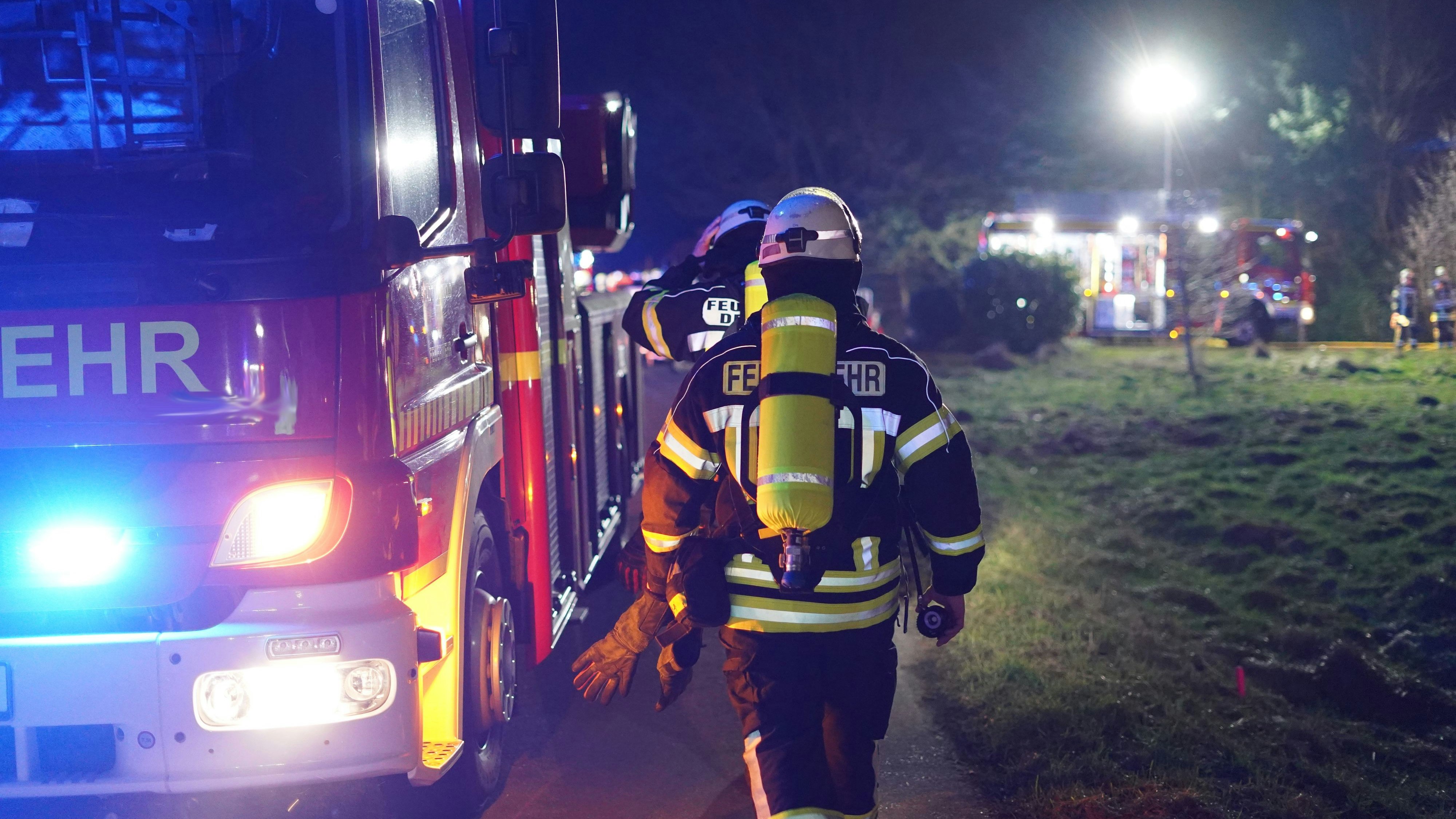 Die Feuerwehr konnte ein Übergreifen der Flammen verhindern. Symbolbild. 