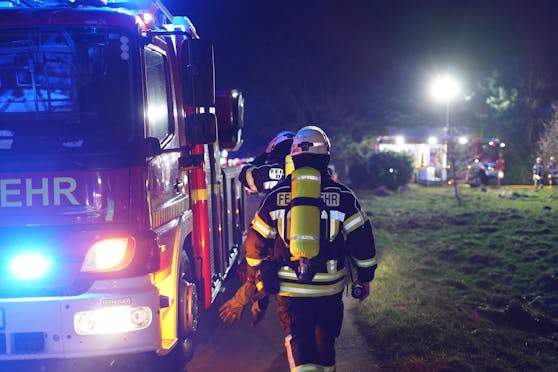 &nbsp;Insgesamt waren 6 Einsatzfahrzeugen der Feuerwehr, die Besatzungen zweier Rettungswagen und eines Notarztwagens sowie zwei Polizeistreifen im Einsatz. (Symbolbild)