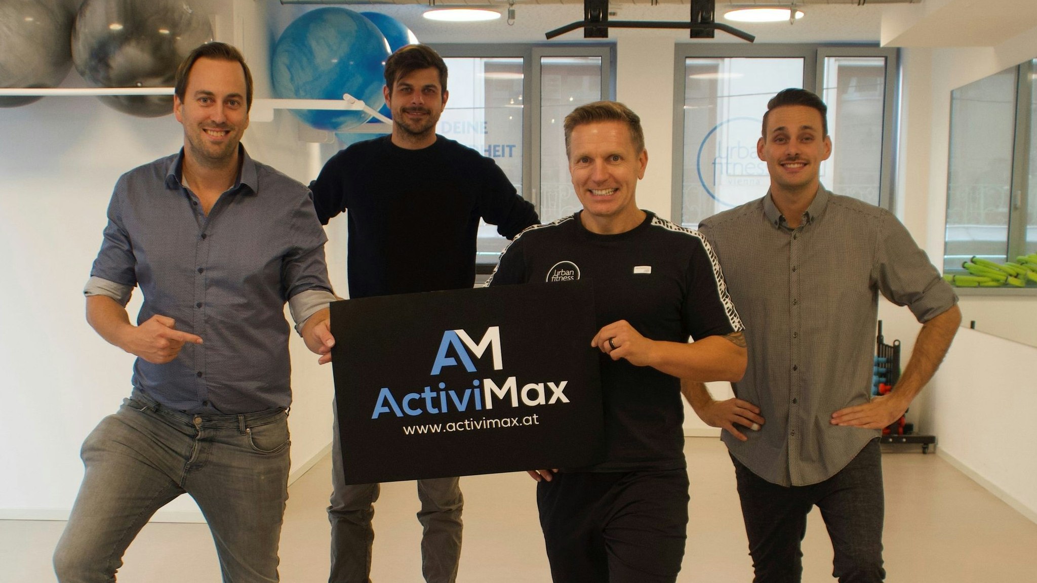 Das Team von ActiviMax (von links) besteht aus Philipp Stummer, Ferdinand Legerer und Moritz Weinhofer (ganz rechts) mit Business-Partner Roman Daucher von Urban Fitness ( 2. v. rechts). 