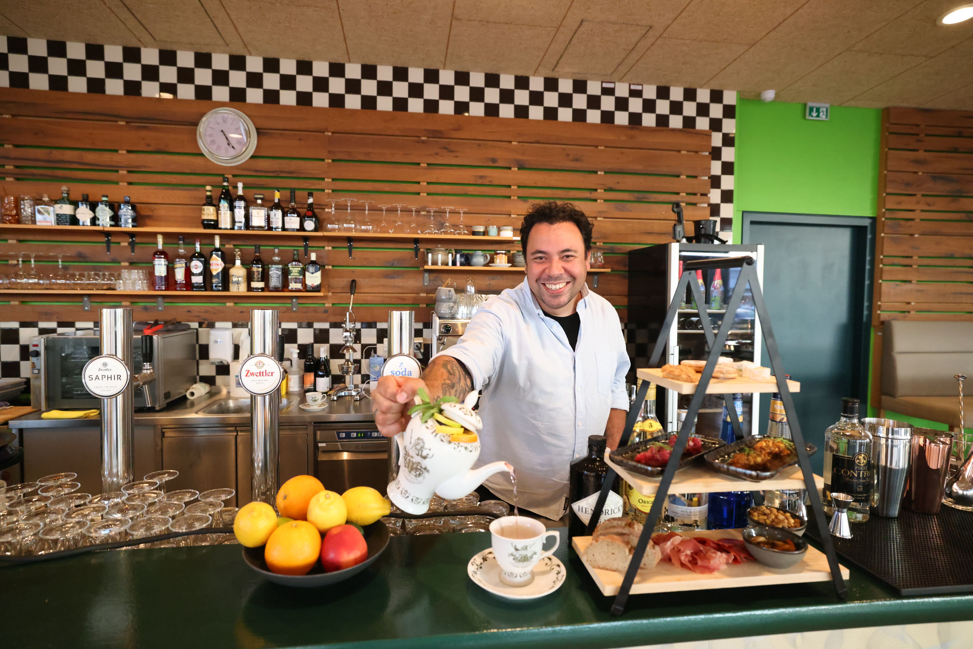 Wer sagt denn, dass man Longdrinks nicht anders servieren kann? Bei Filippo Karawatt (37) gibt's Cocktails aus der Teekanne zur Snack-Etagère.