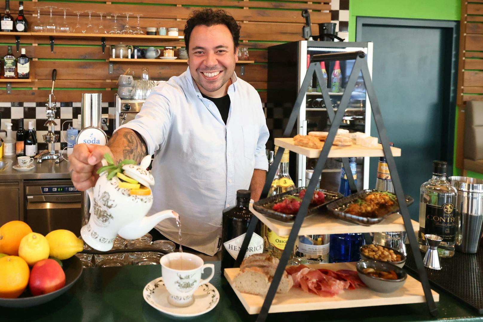 Wer sagt denn, dass man Longdrinks nicht anders servieren kann? Bei Filippo Karawatt (37) gibt's Cocktails aus der Teekanne zur Snack-Etagère.