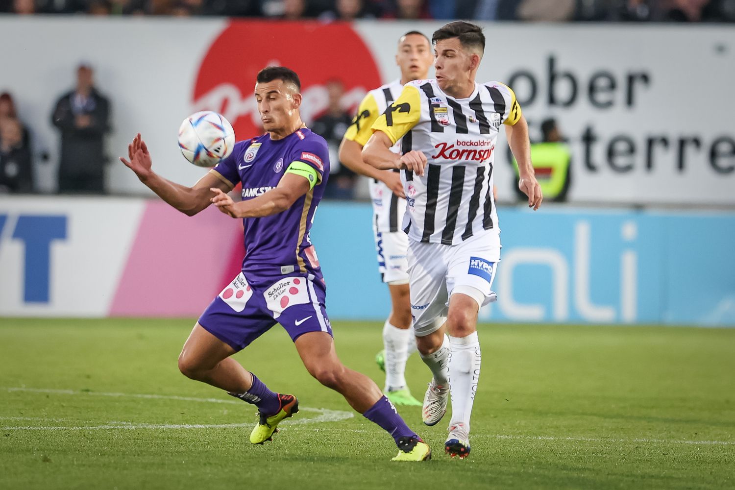 Enger Fight zwischen dem LASK und der Austria.