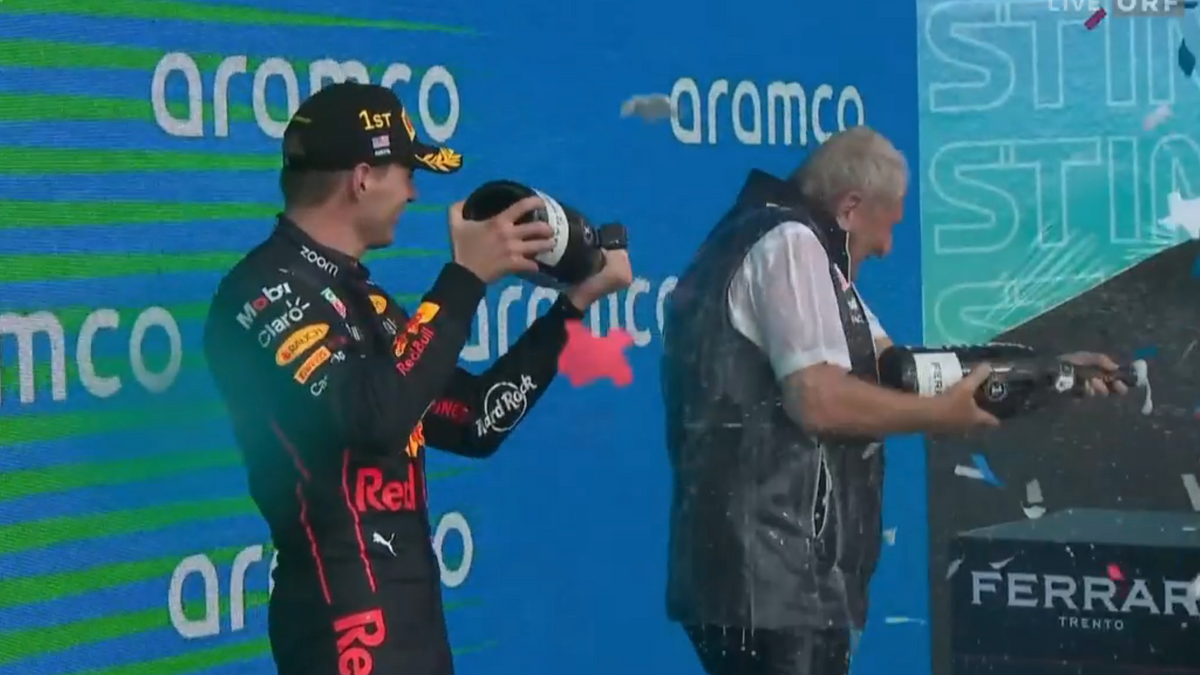 Ausgelassene Feier: Max Verstappen und Helmut Marko bei der Champagner-Dusche.