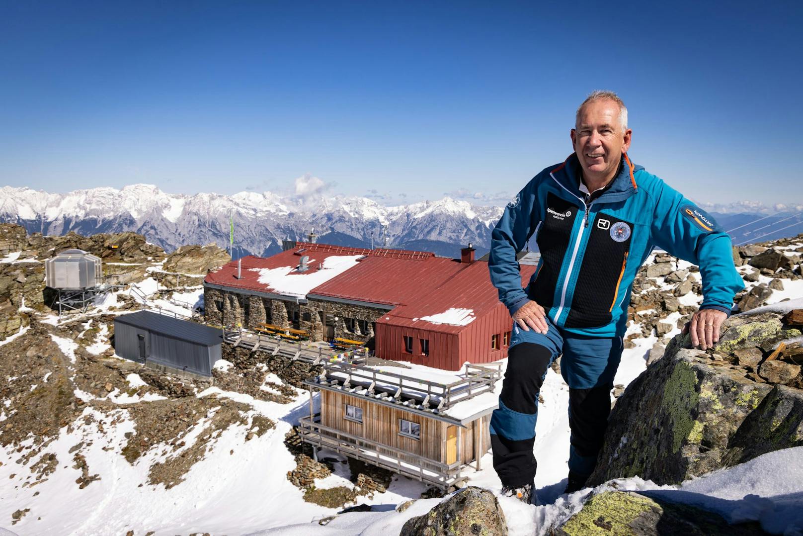 Romed Giner, 1. Vorsitzender des Alpenverein Hall in Tirol vor der an das A1 5G Netz angebundenen Glungezerhütte.