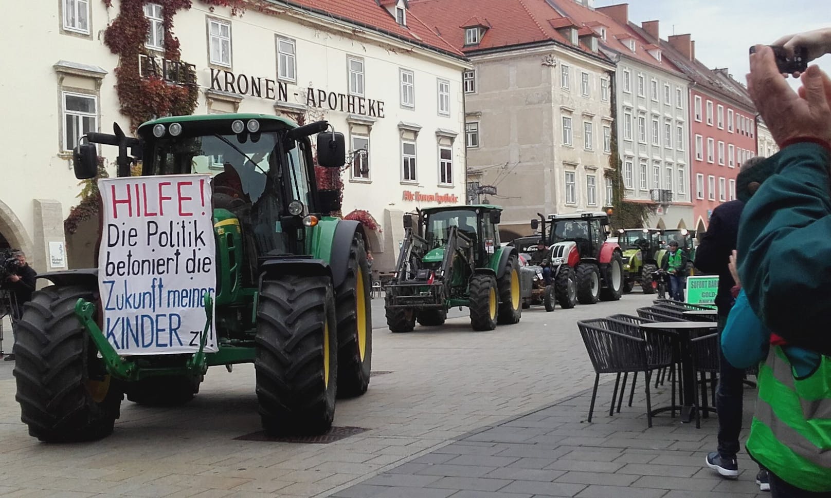 Zahlreiche Landwirte kamen mit ihren Traktoren in die Wiener Neustädter Innenstadt, um ihrem Unmut Luft zu machen.