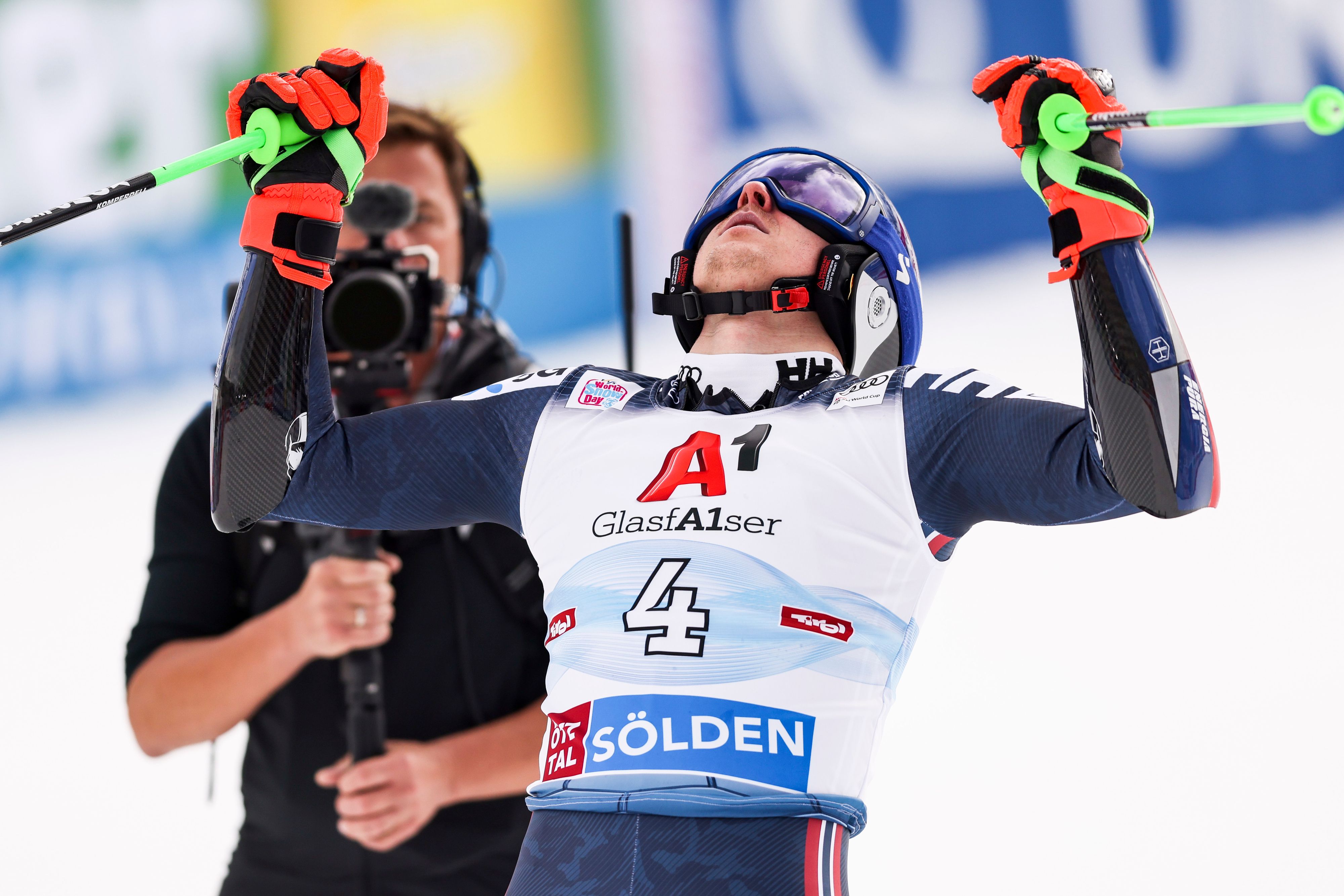 Henrik Kristoffersen jubelt Richtung Himmel