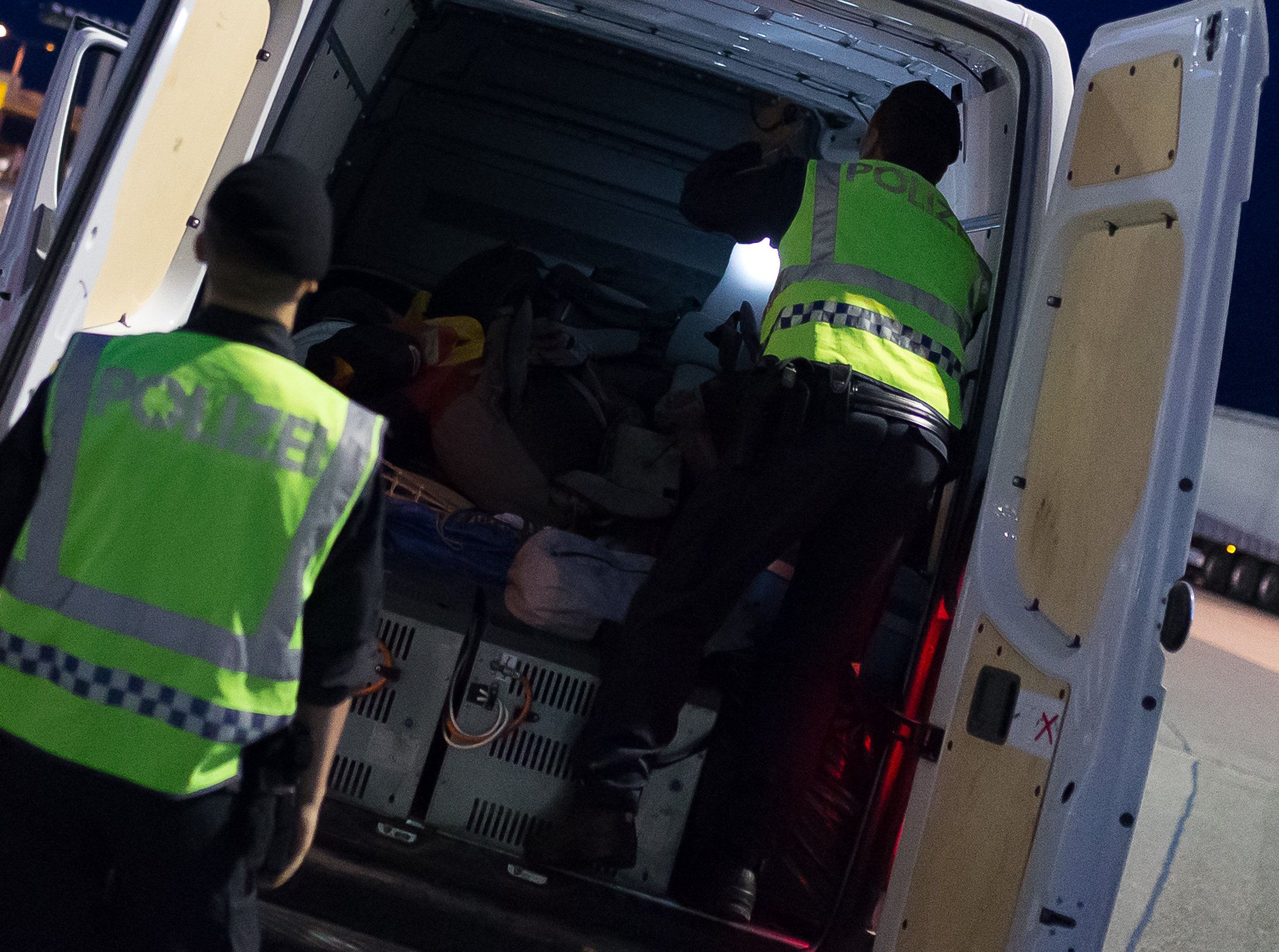 Fahrzeugkontrolle im Kampf gegen Schlepper in Österreich. Symbolbild.